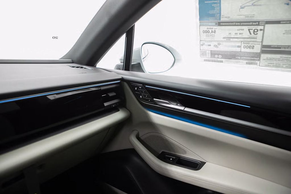 Thumbnail: 2026 Porsche Macan - 32