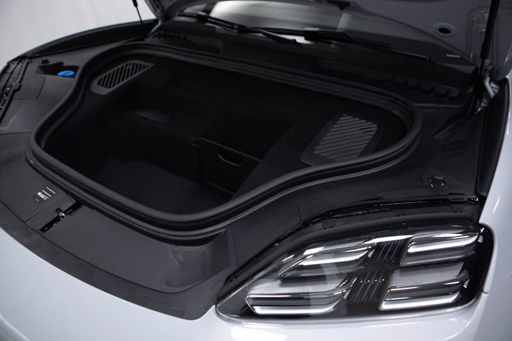Thumbnail: 2026 Porsche Macan - 38