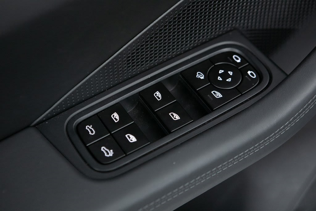 Thumbnail: 2025 Porsche Macan - 22