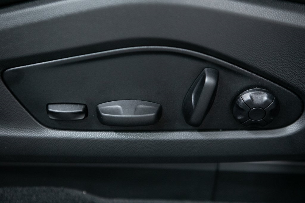 Thumbnail: 2025 Porsche Macan - 21