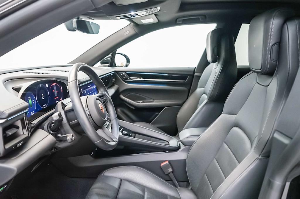Thumbnail: 2026 Porsche Macan - 26