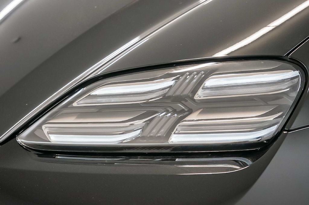 Thumbnail: 2026 Porsche Macan - 23