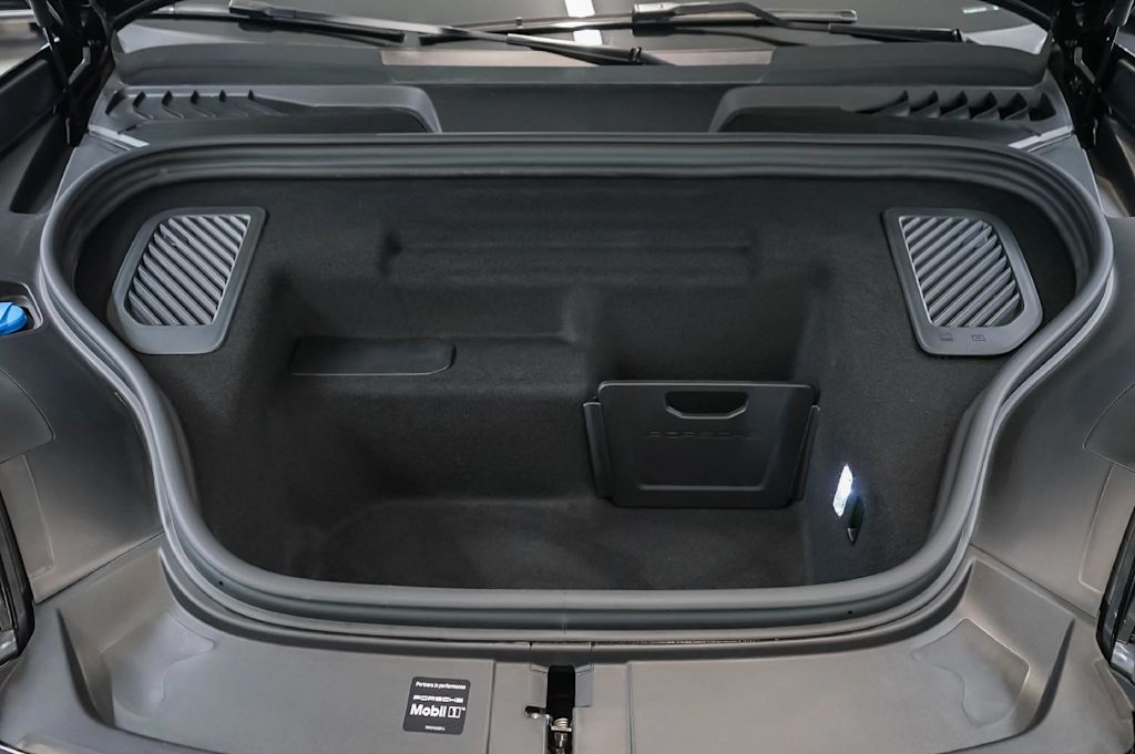 Thumbnail: 2026 Porsche Macan - 32