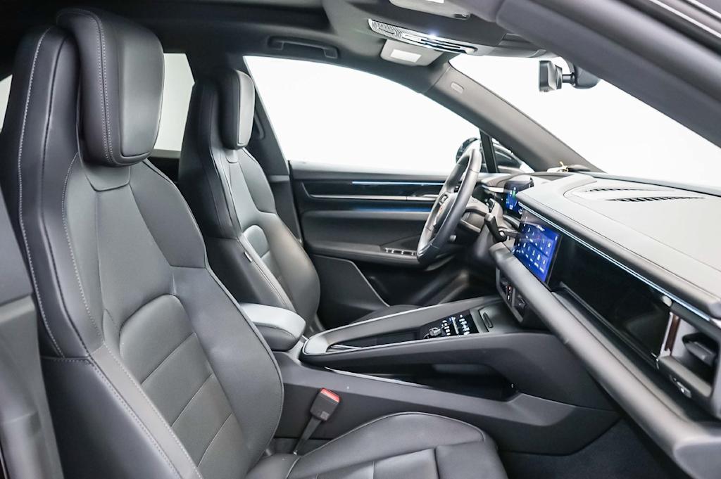 Thumbnail: 2026 Porsche Macan - 10