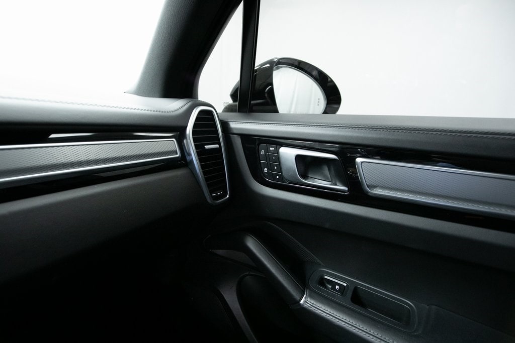 Thumbnail: 2022 Porsche Cayenne - 25