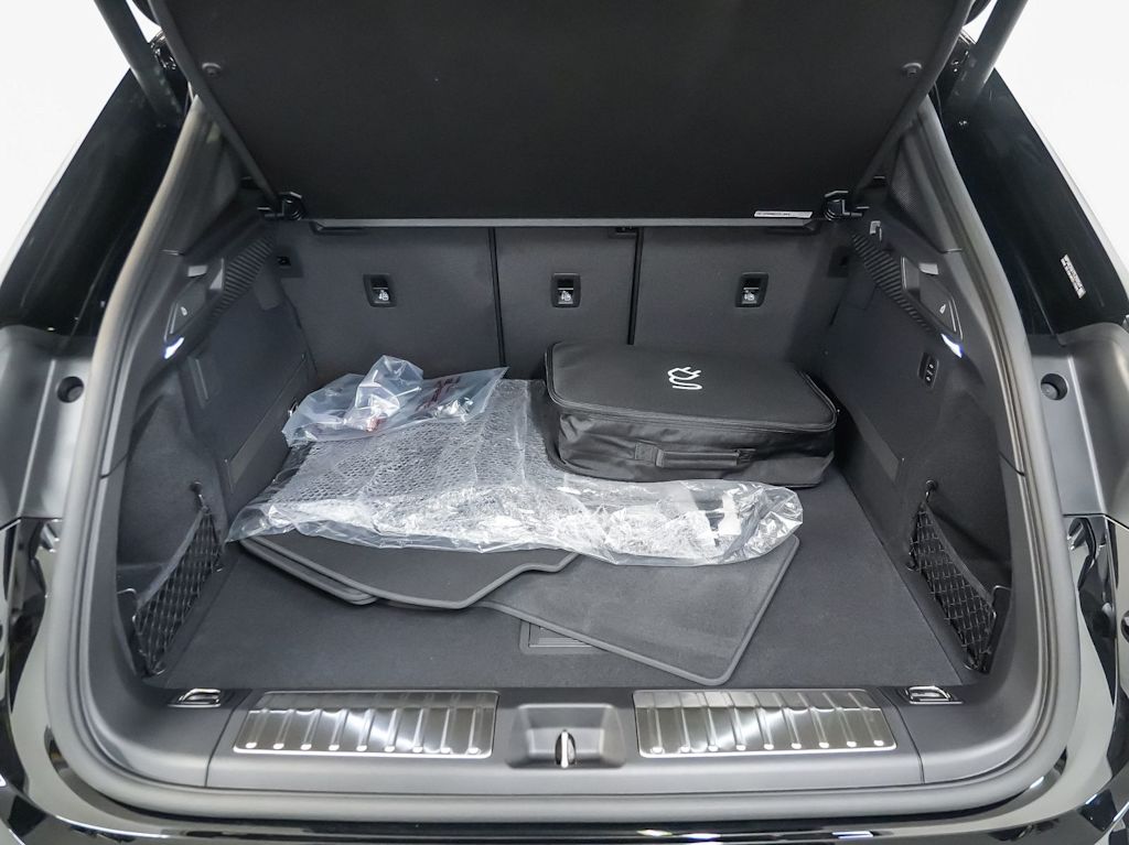 Thumbnail: 2026 Porsche Macan - 30