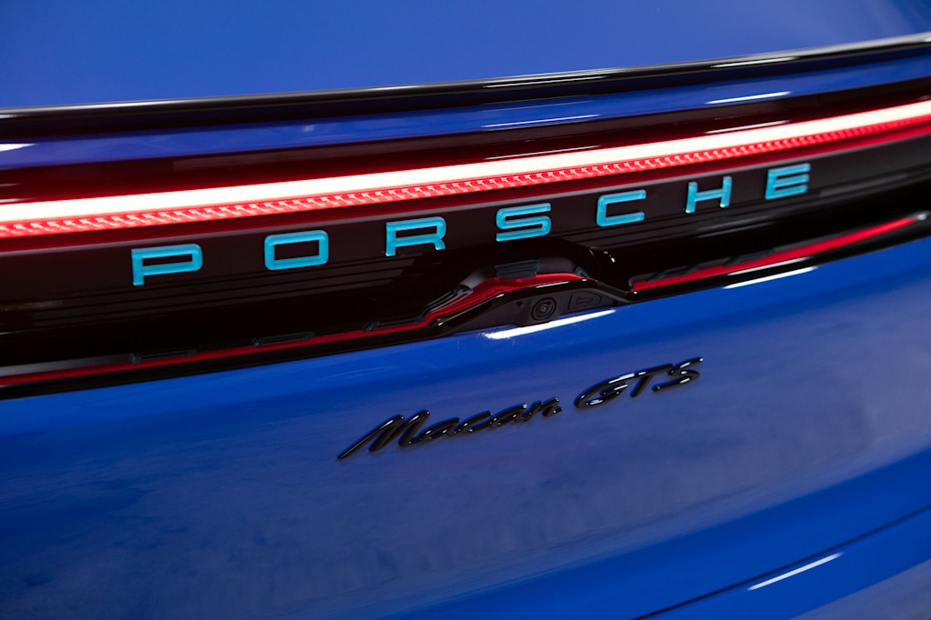 Thumbnail: 2026 Porsche Macan - 23