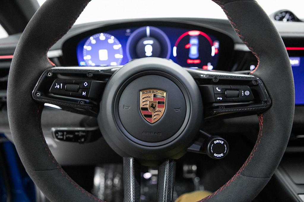 Thumbnail: 2026 Porsche Macan - 10