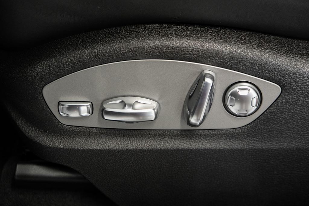 Thumbnail: 2026 Porsche Macan - 22