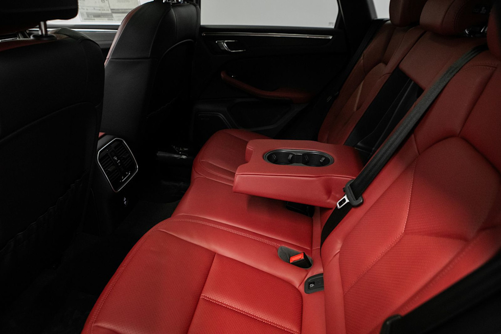Thumbnail: 2026 Porsche Macan - 32