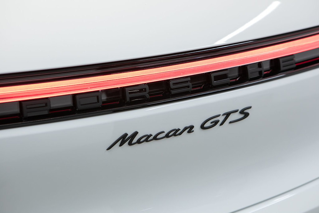 Thumbnail: 2026 Porsche Macan - 36