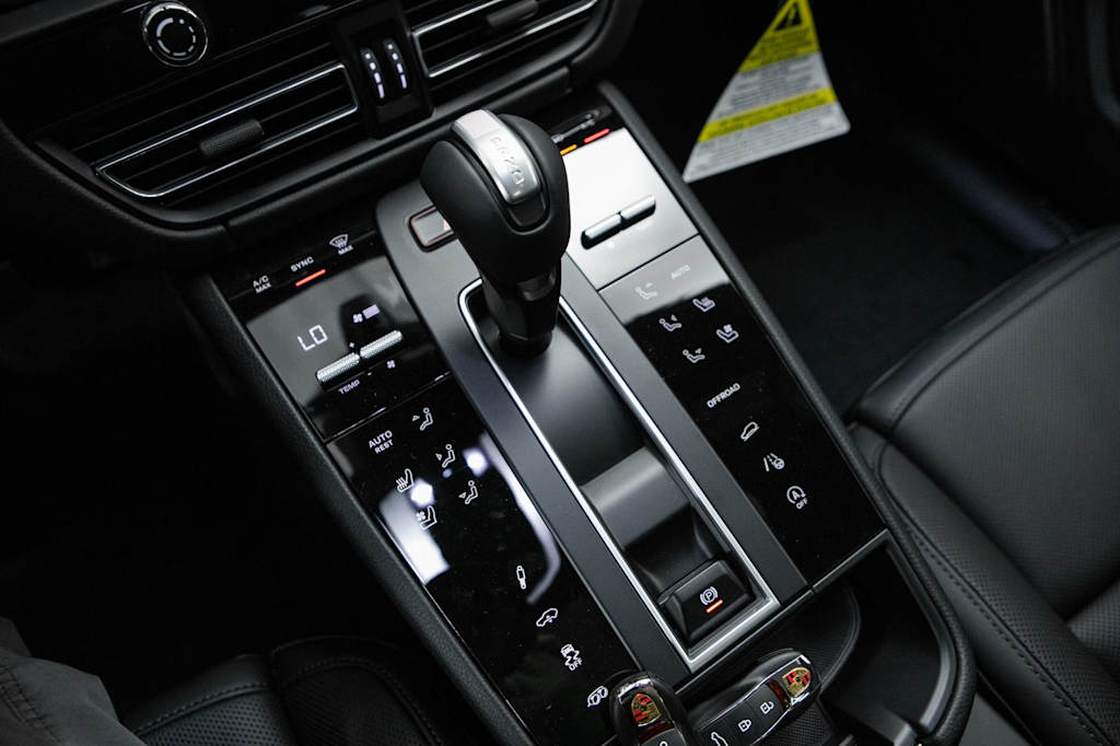 Thumbnail: 2026 Porsche Macan - 12