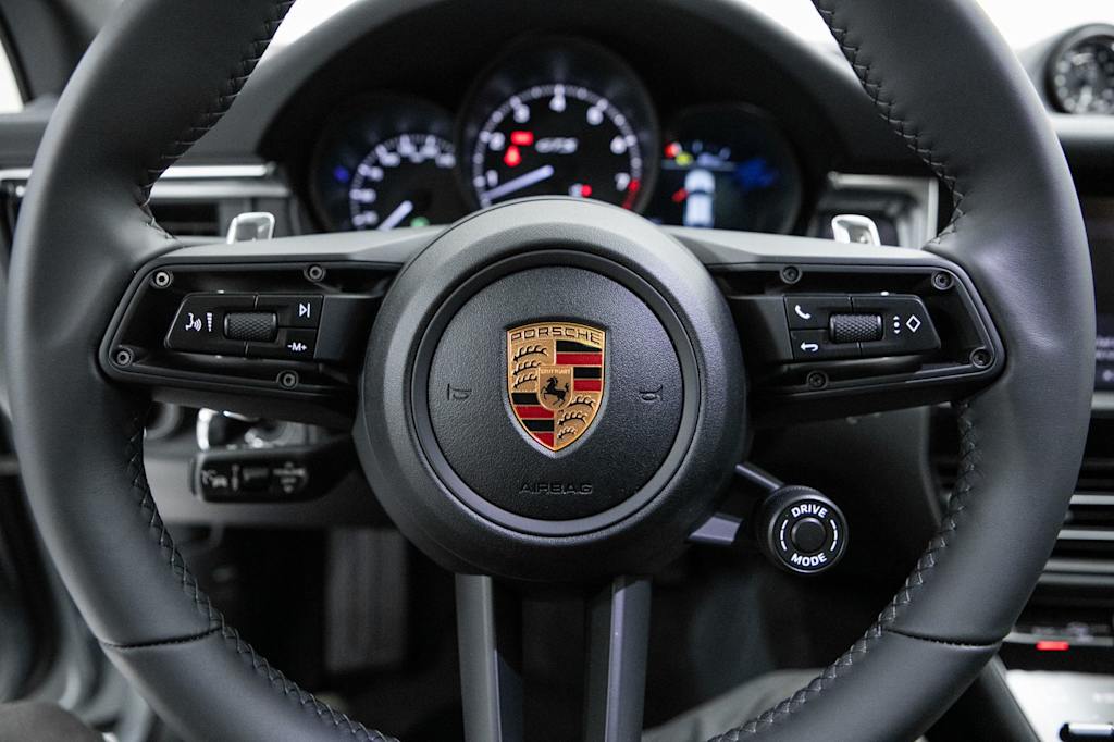 Thumbnail: 2026 Porsche Macan - 10