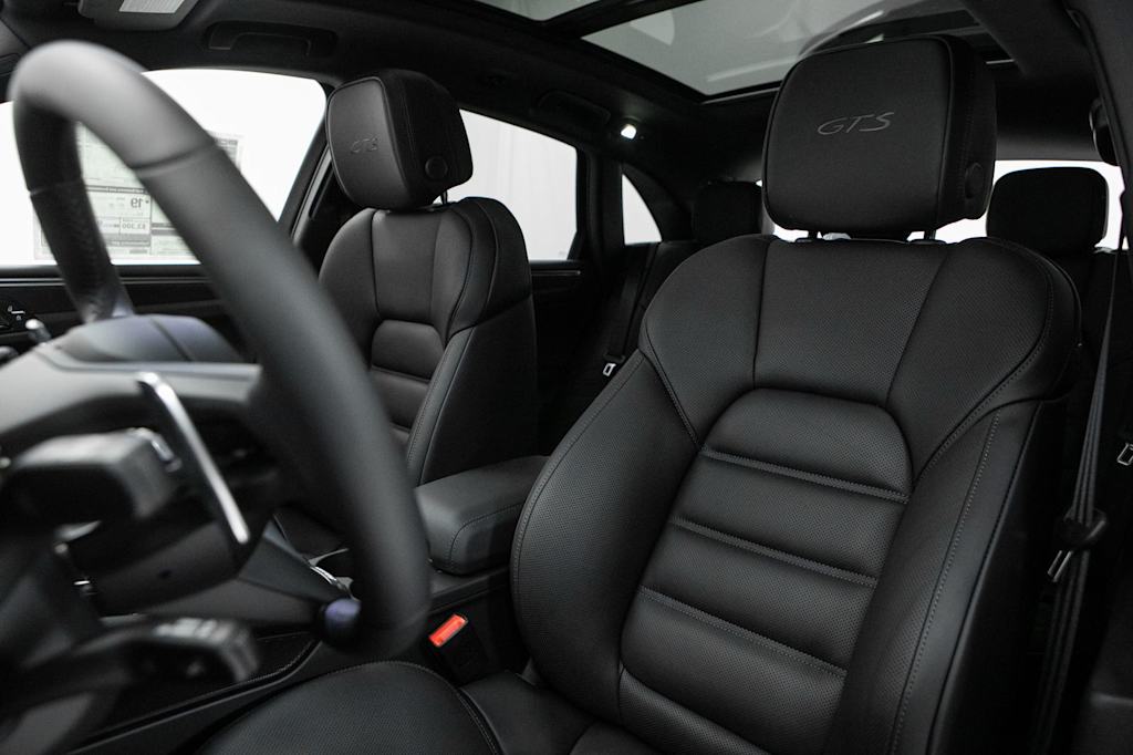Thumbnail: 2026 Porsche Macan - 7