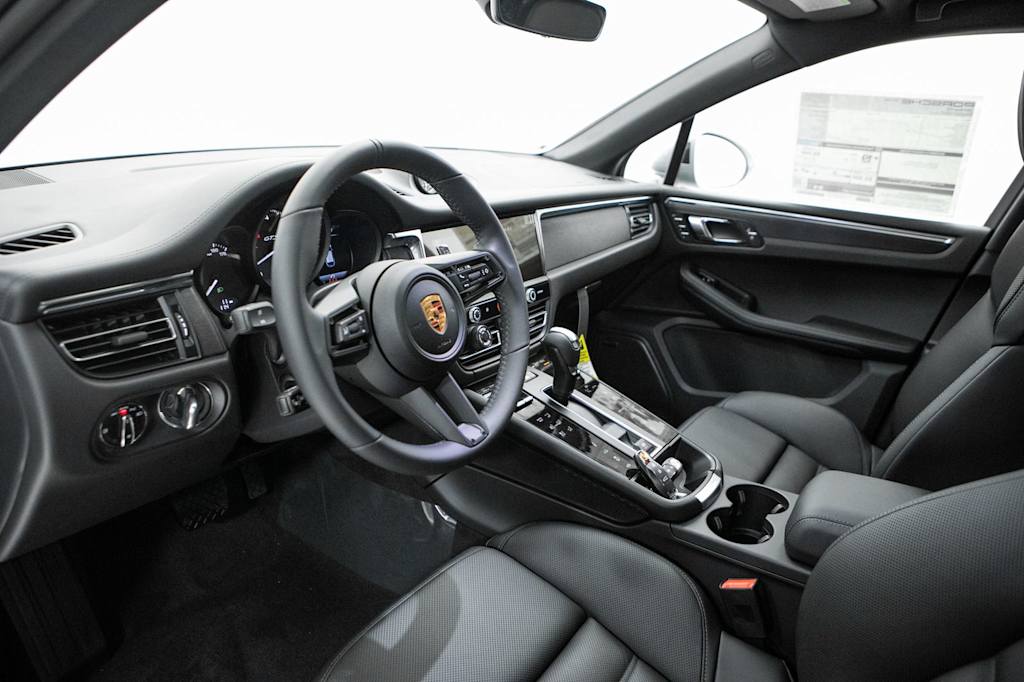 Thumbnail: 2026 Porsche Macan - 2