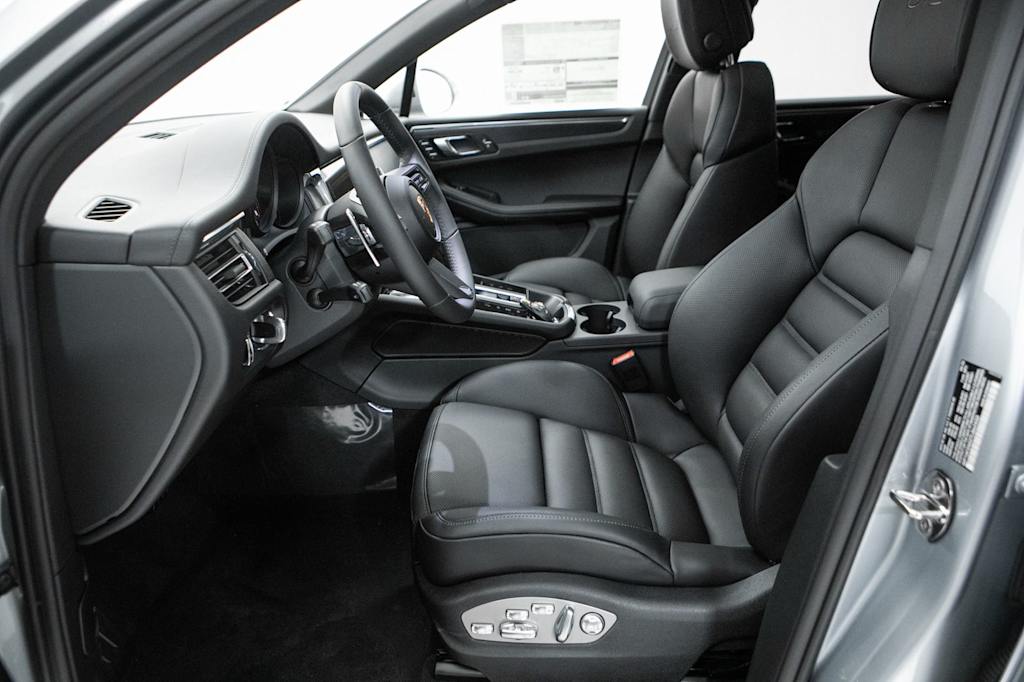 Thumbnail: 2026 Porsche Macan - 8