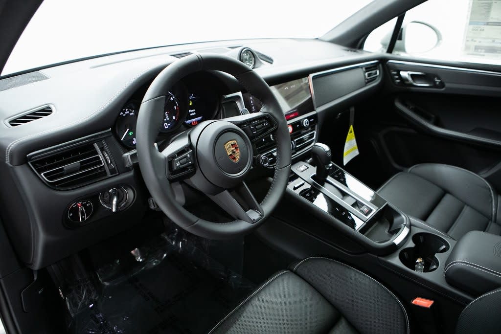 Thumbnail: 2026 Porsche Macan - 2