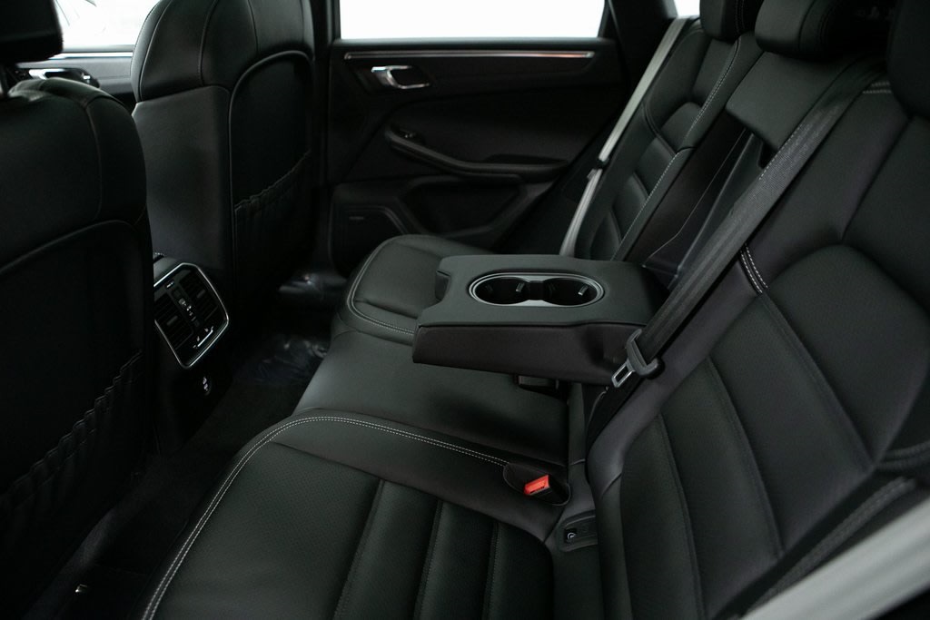 Thumbnail: 2026 Porsche Macan - 31