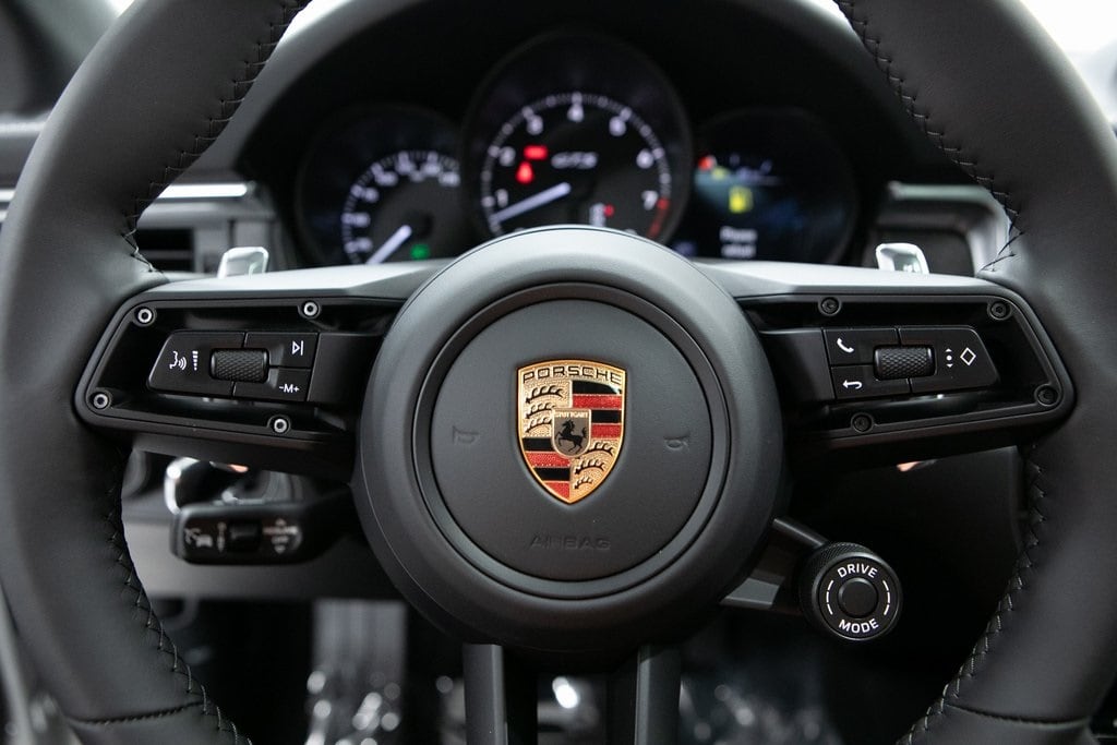 Thumbnail: 2026 Porsche Macan - 20