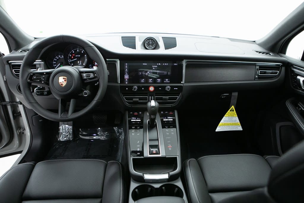 Thumbnail: 2026 Porsche Macan - 7