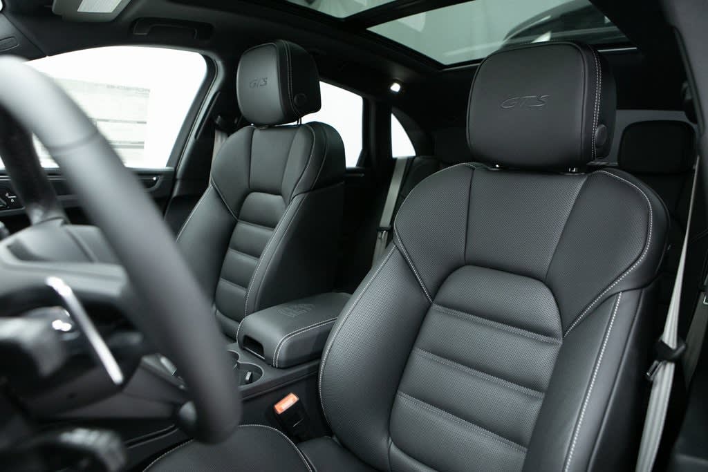 Thumbnail: 2026 Porsche Macan - 8