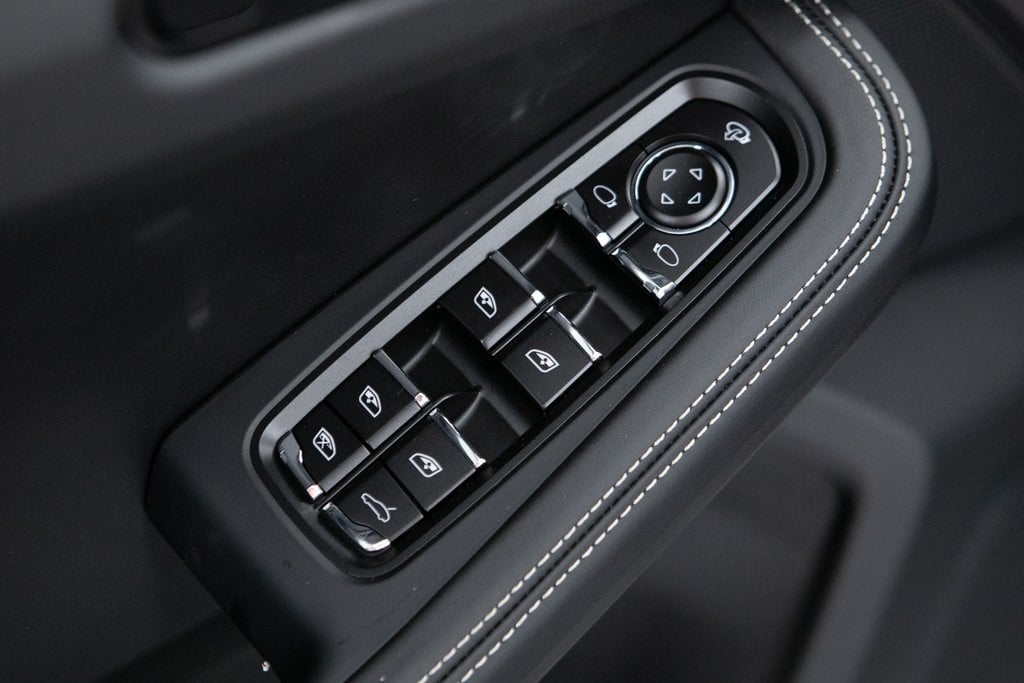 Thumbnail: 2026 Porsche Macan - 22