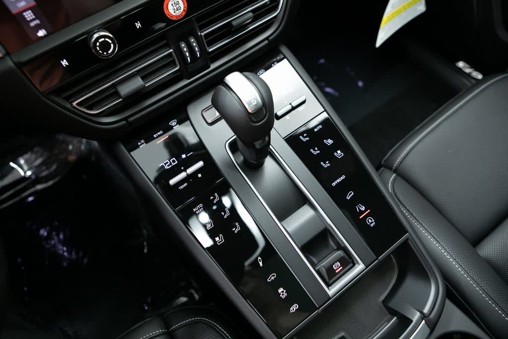 Thumbnail: 2026 Porsche Macan - 12