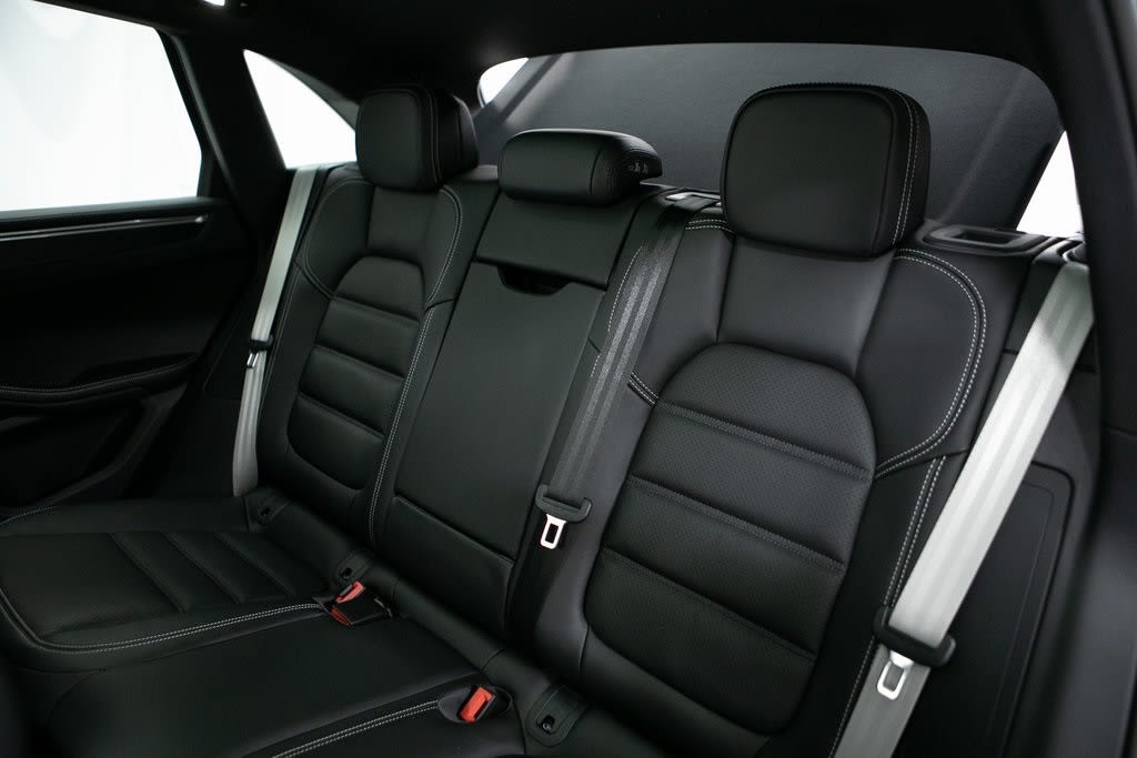 Thumbnail: 2026 Porsche Macan - 32