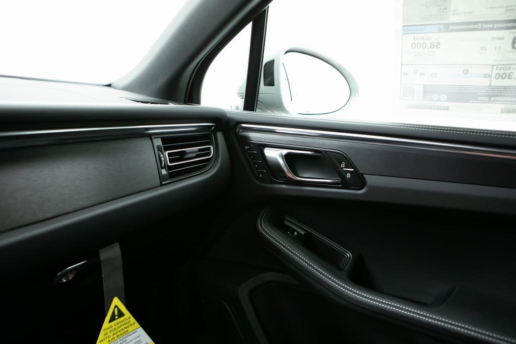 Thumbnail: 2026 Porsche Macan - 27