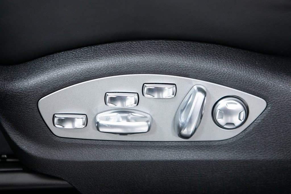 Thumbnail: 2026 Porsche Macan - 21