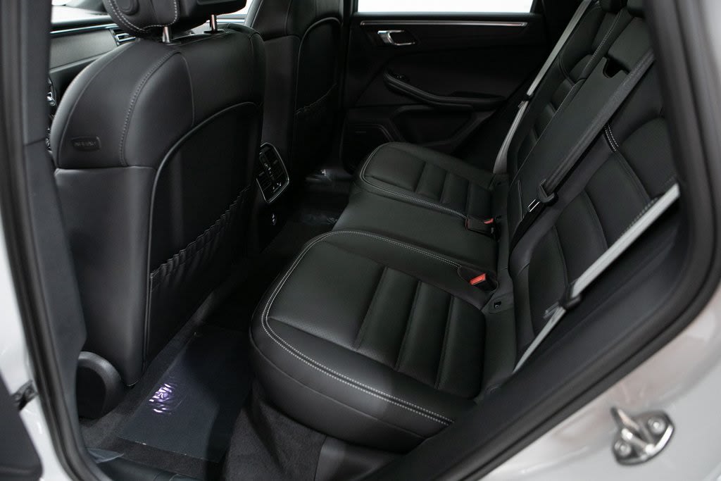 Thumbnail: 2026 Porsche Macan - 10