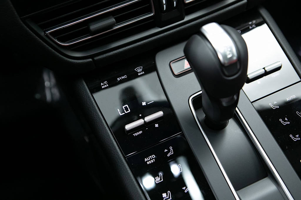 Thumbnail: 2026 Porsche Macan - 20