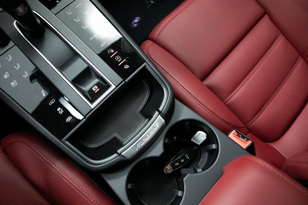 Thumbnail: 2026 Porsche Macan - 21