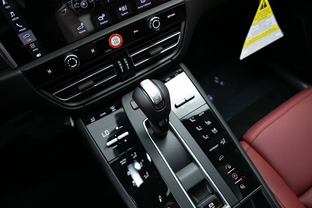 Thumbnail: 2026 Porsche Macan - 10