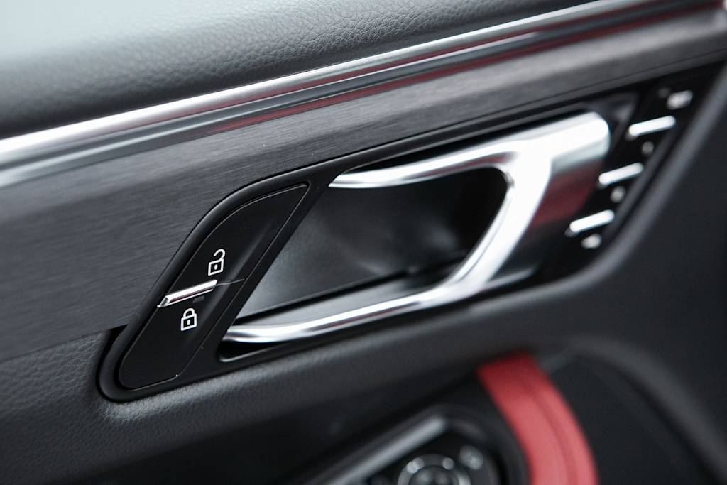 Thumbnail: 2026 Porsche Macan - 18