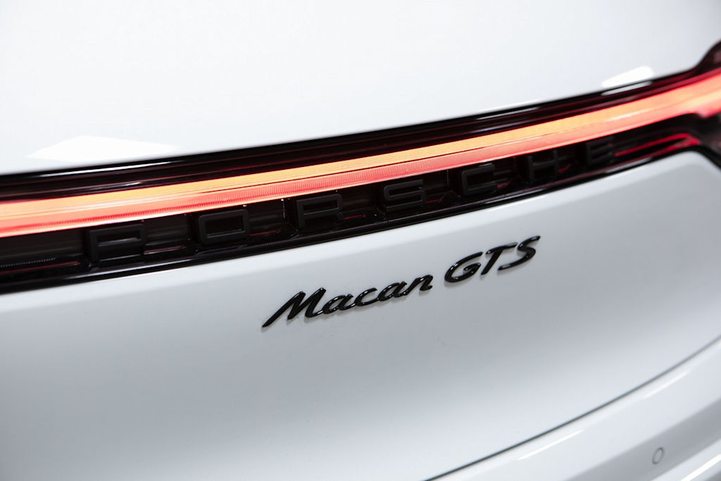 Thumbnail: 2026 Porsche Macan - 32