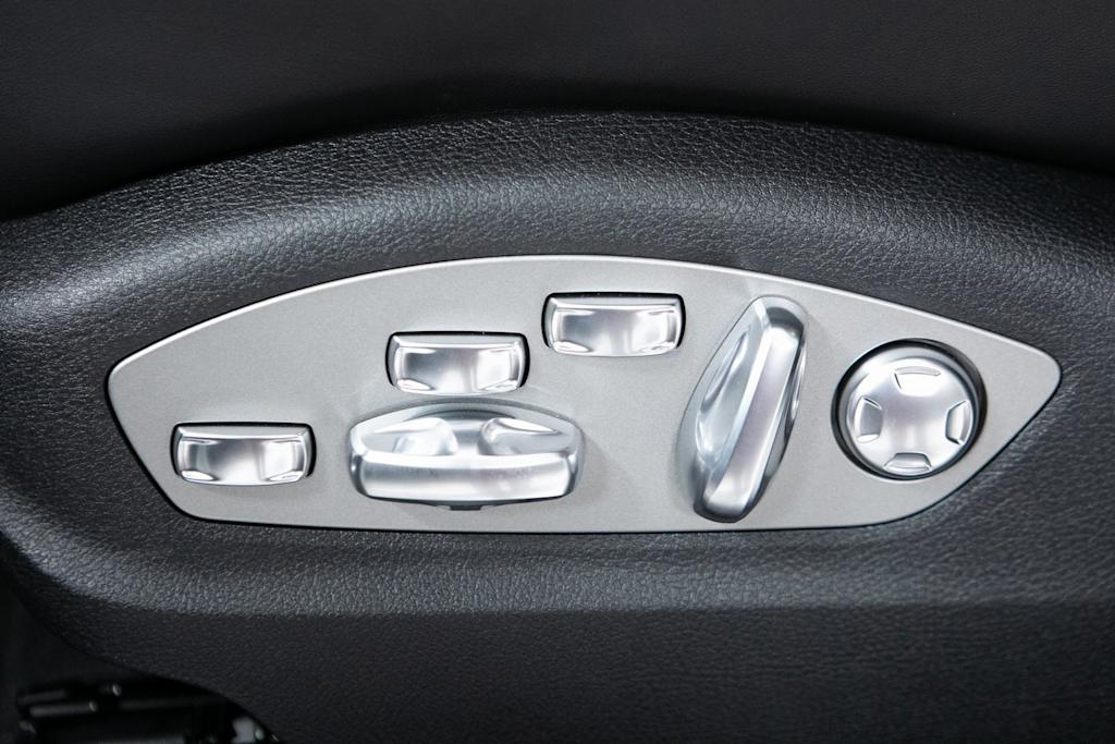 Thumbnail: 2026 Porsche Macan - 16