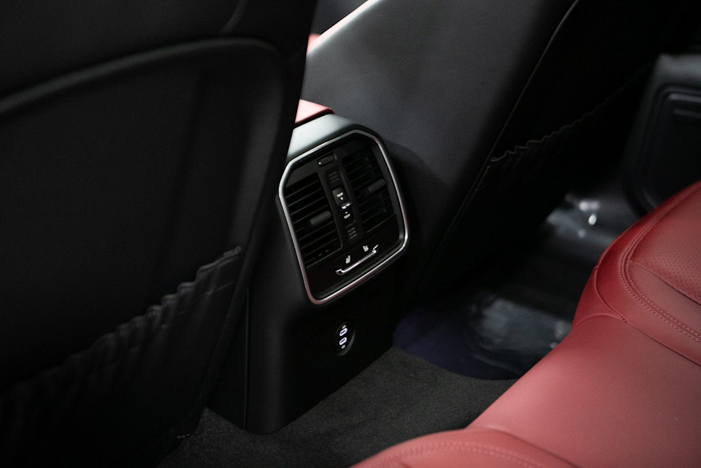 Thumbnail: 2026 Porsche Macan - 25