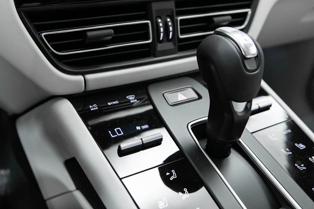 Thumbnail: 2026 Porsche Macan - 29