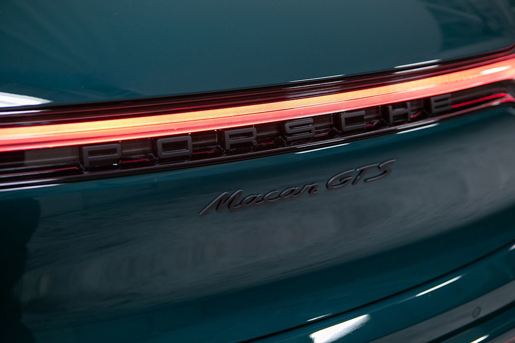 Thumbnail: 2026 Porsche Macan - 21