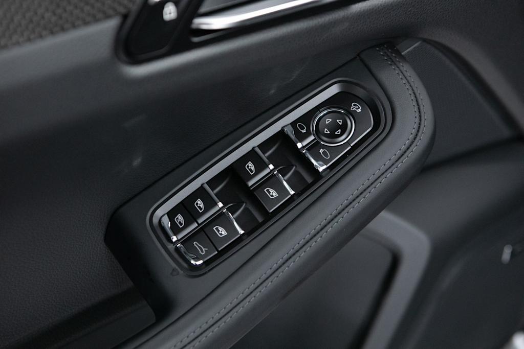 Thumbnail: 2026 Porsche Macan - 21