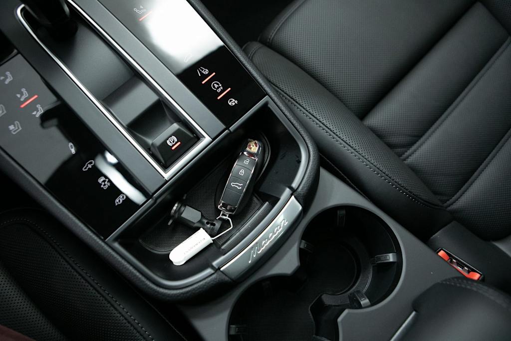 Thumbnail: 2026 Porsche Macan - 10