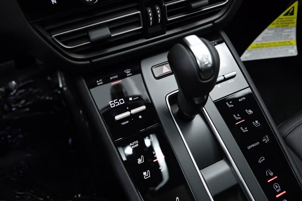 Thumbnail: 2026 Porsche Macan - 31