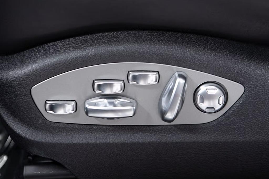 Thumbnail: 2026 Porsche Macan - 27