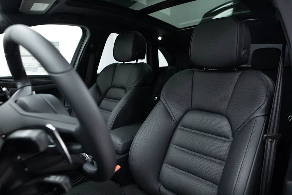 Thumbnail: 2026 Porsche Macan - 8