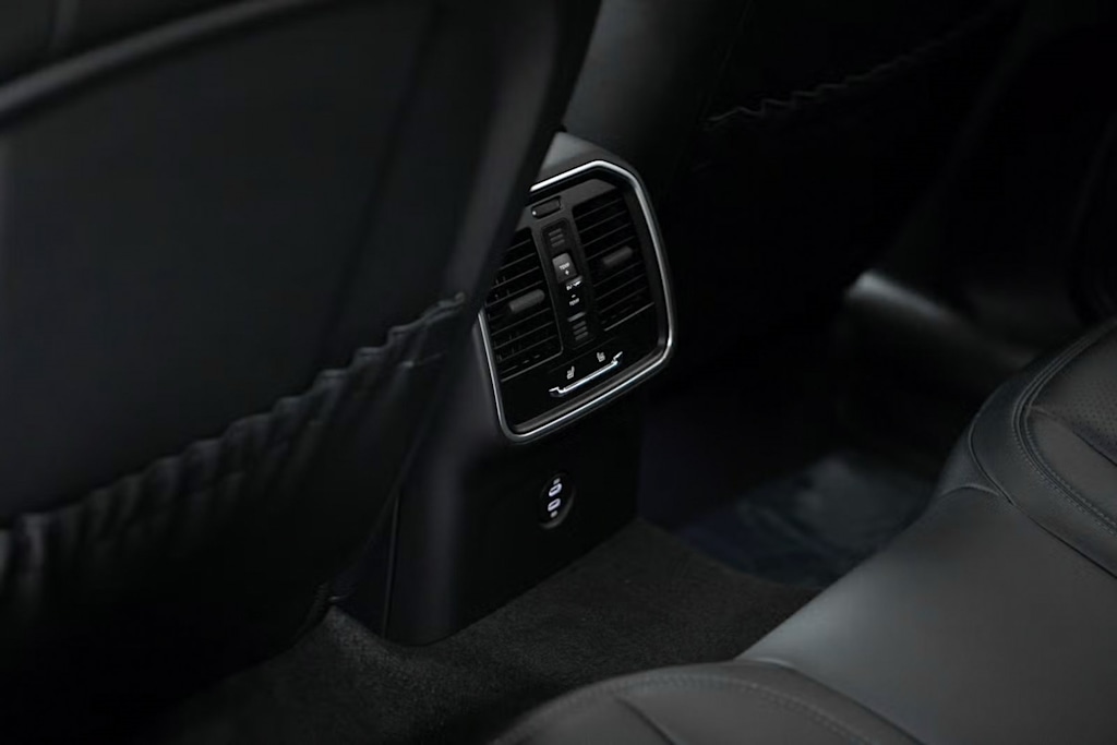 Thumbnail: 2025 Porsche Macan - 30