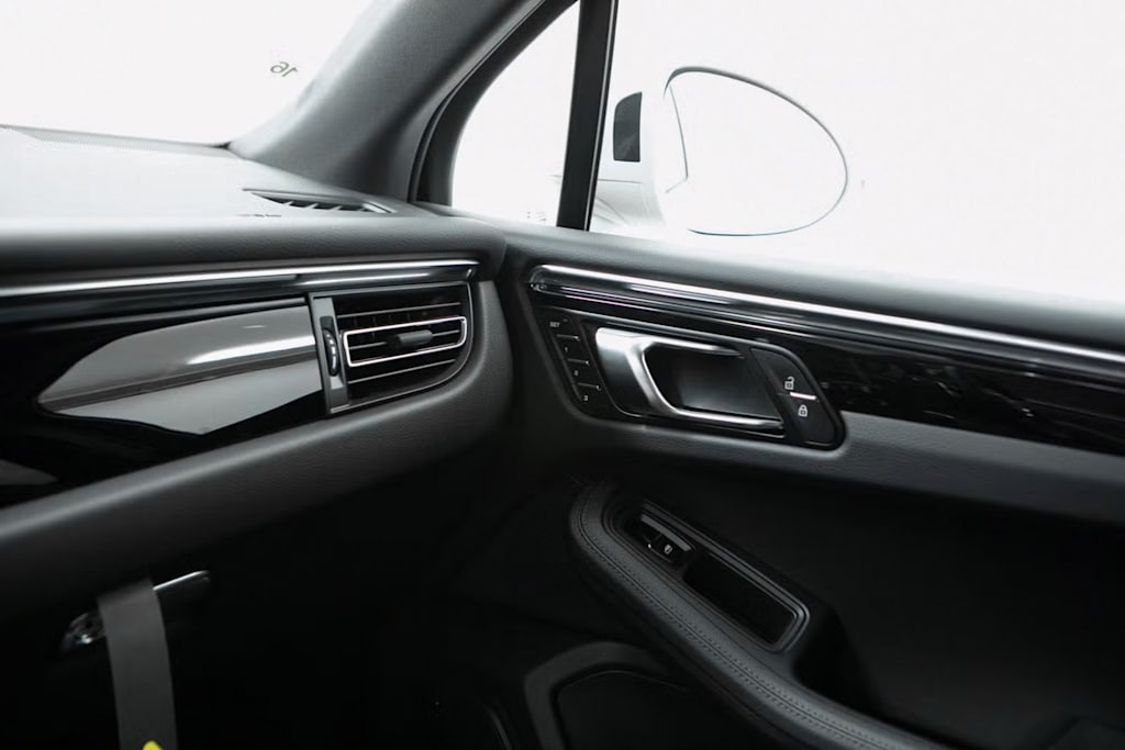 Thumbnail: 2025 Porsche Macan - 27