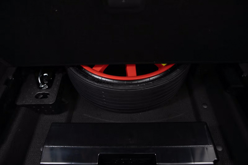 Thumbnail: 2025 Porsche Macan - 32