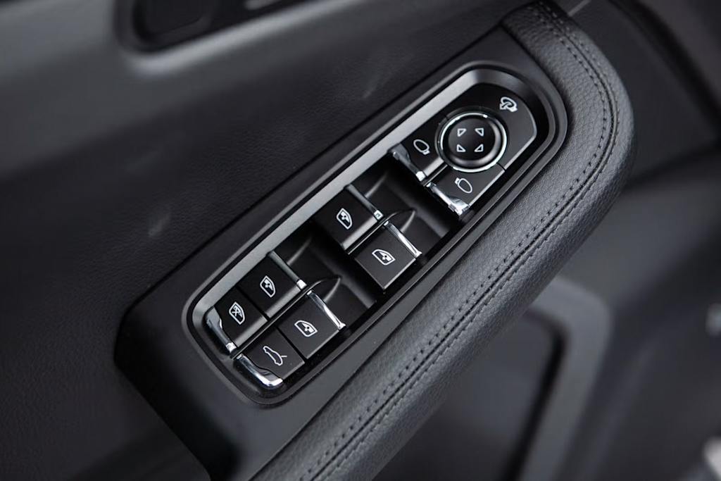 Thumbnail: 2025 Porsche Macan - 21