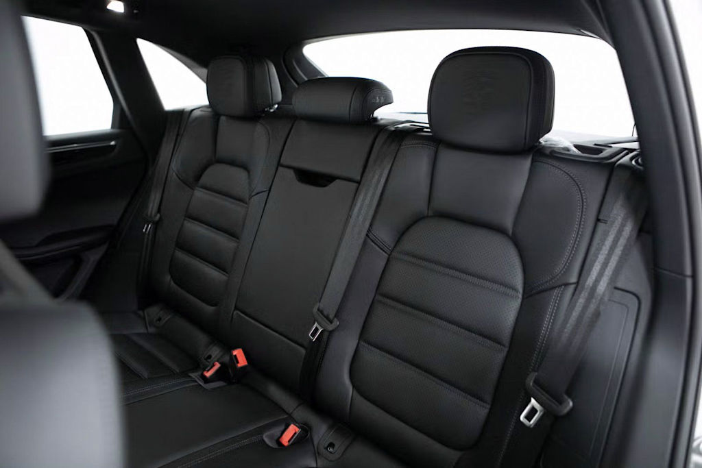 Thumbnail: 2025 Porsche Macan - 31